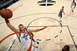 开云体育中国官网-勇士横扫快船，萨姆·米切尔爆发神勇