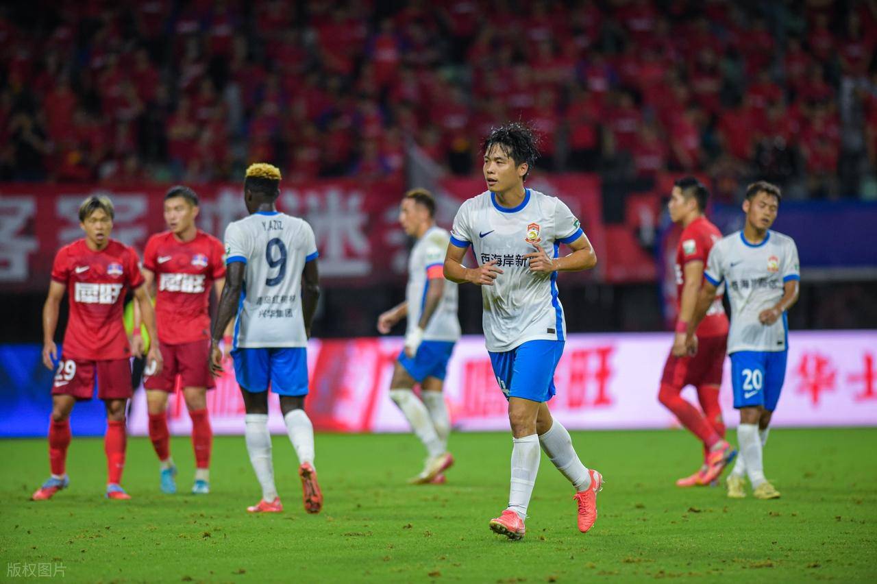 比赛中出现失误导致落后，形势严峻