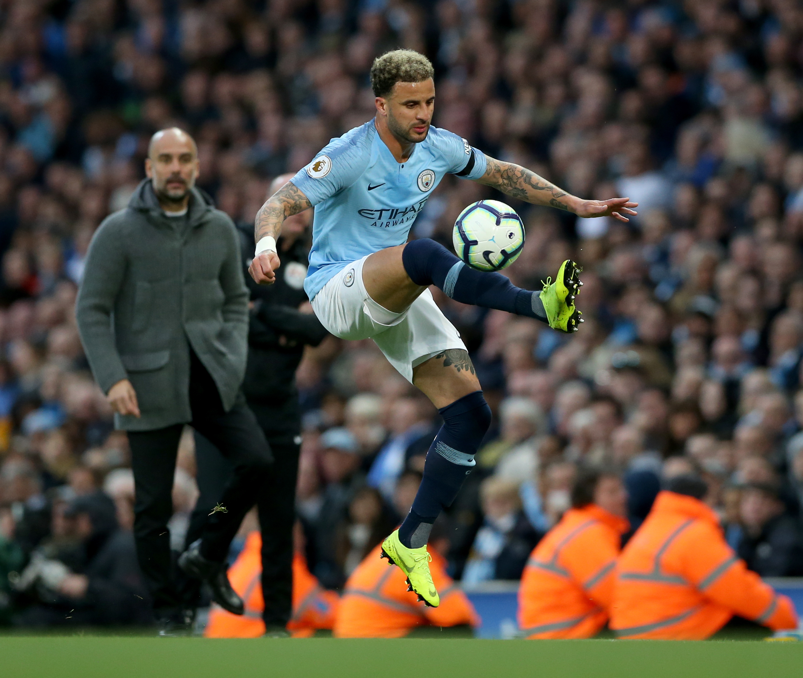 包含马顿为莱斯特城取得进球，让球队保持英超联赛前列的词条