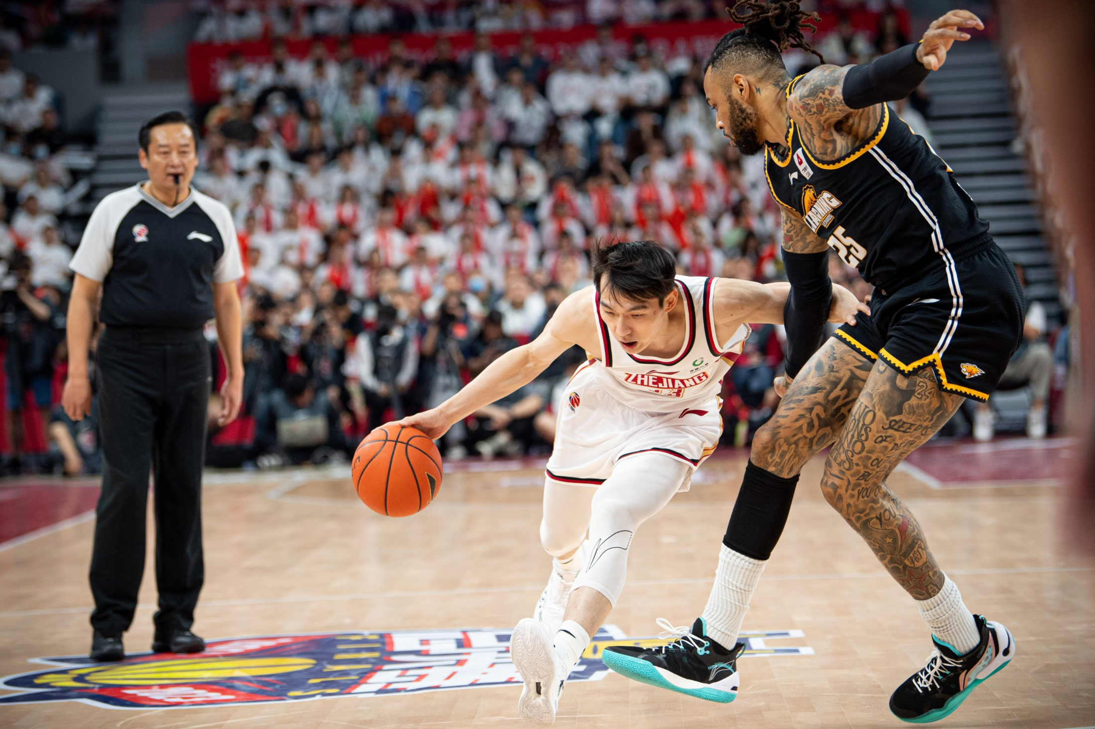 双方球队实力均衡,比赛进程惊险万分 双方球队实力均衡,比赛进程惊险万分