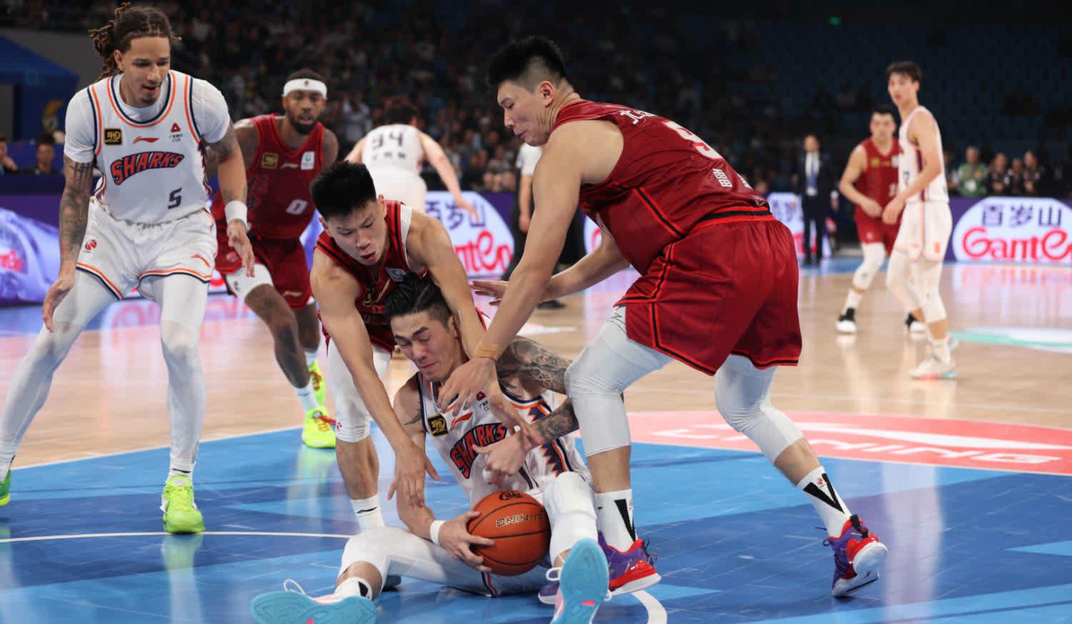 双方球队实力均衡,比赛进程惊险万分 双方球队实力均衡,比赛进程惊险万分