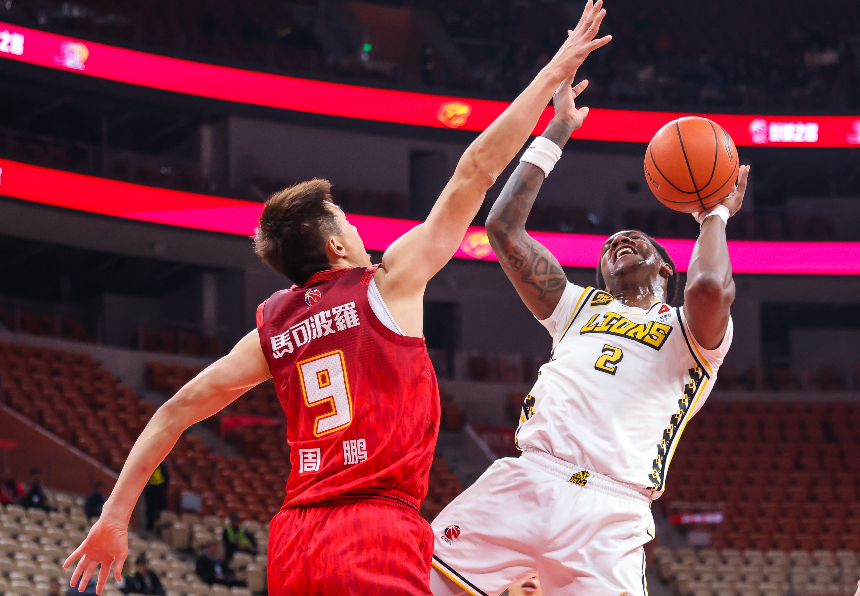 篮球联赛决赛激烈对决，球员表现亮眼