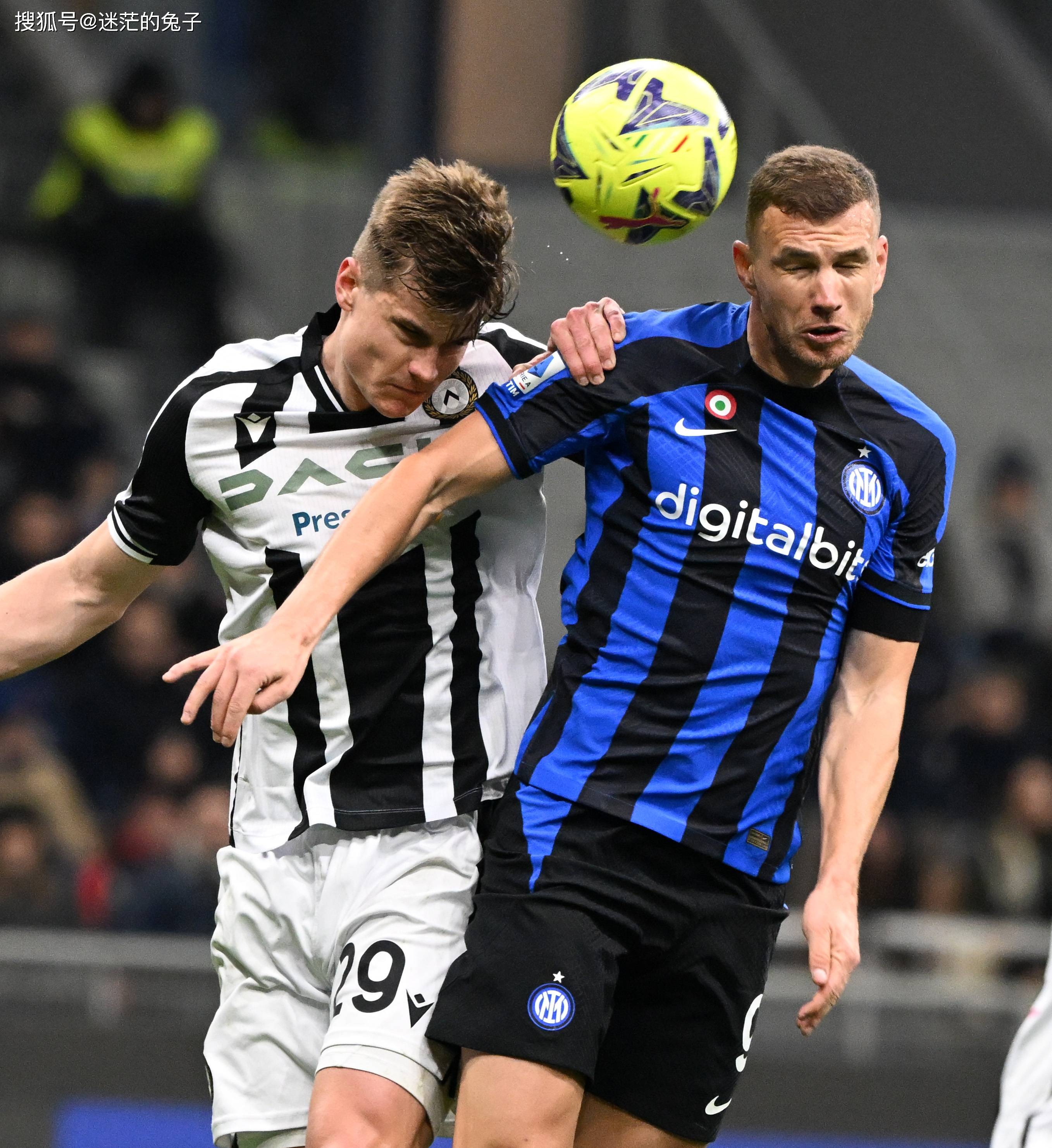 乌迪内斯中场鼓励队友共同战斗的简单介绍