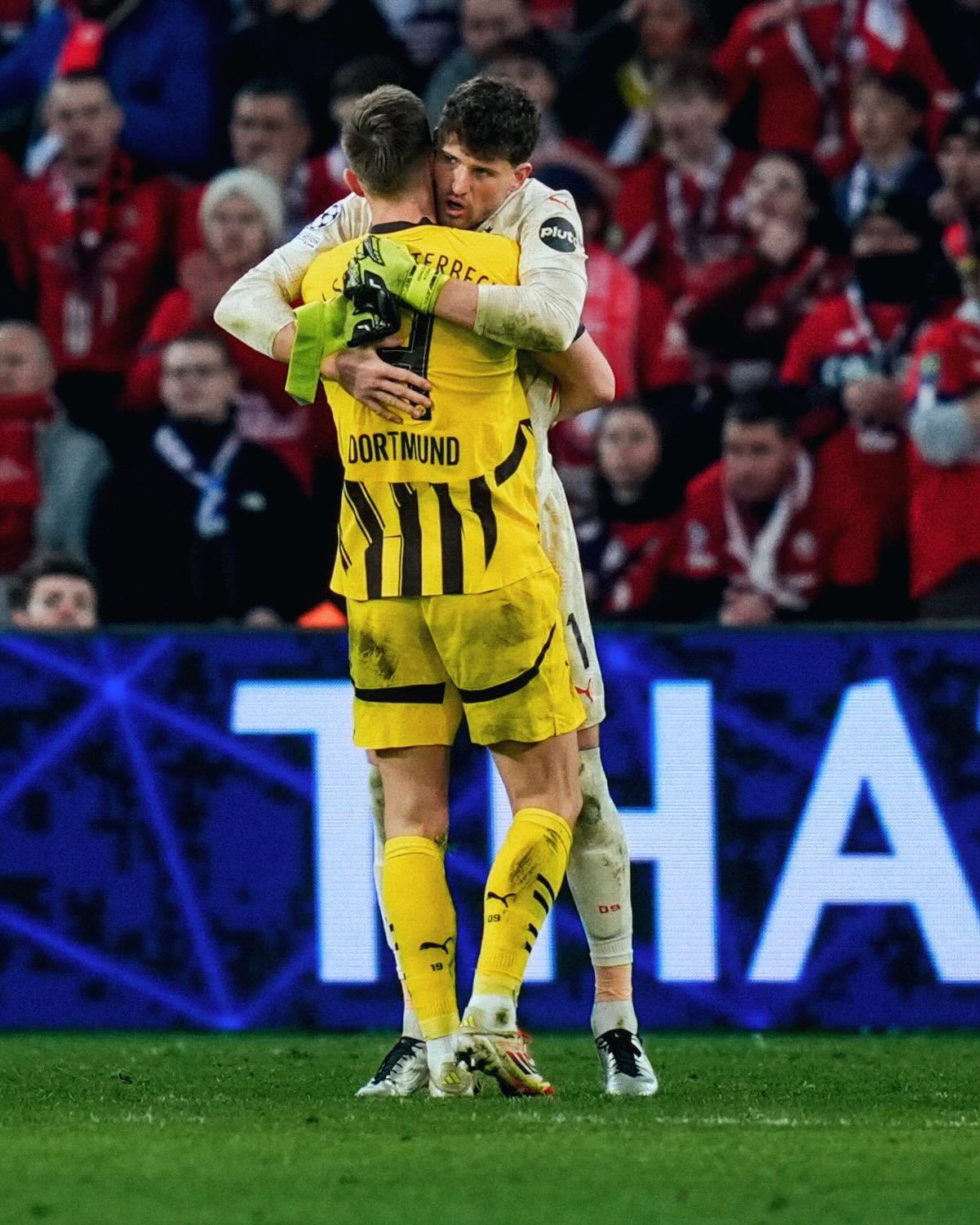 关于多特蒙德客场逆转获胜，球队士气大振的信息