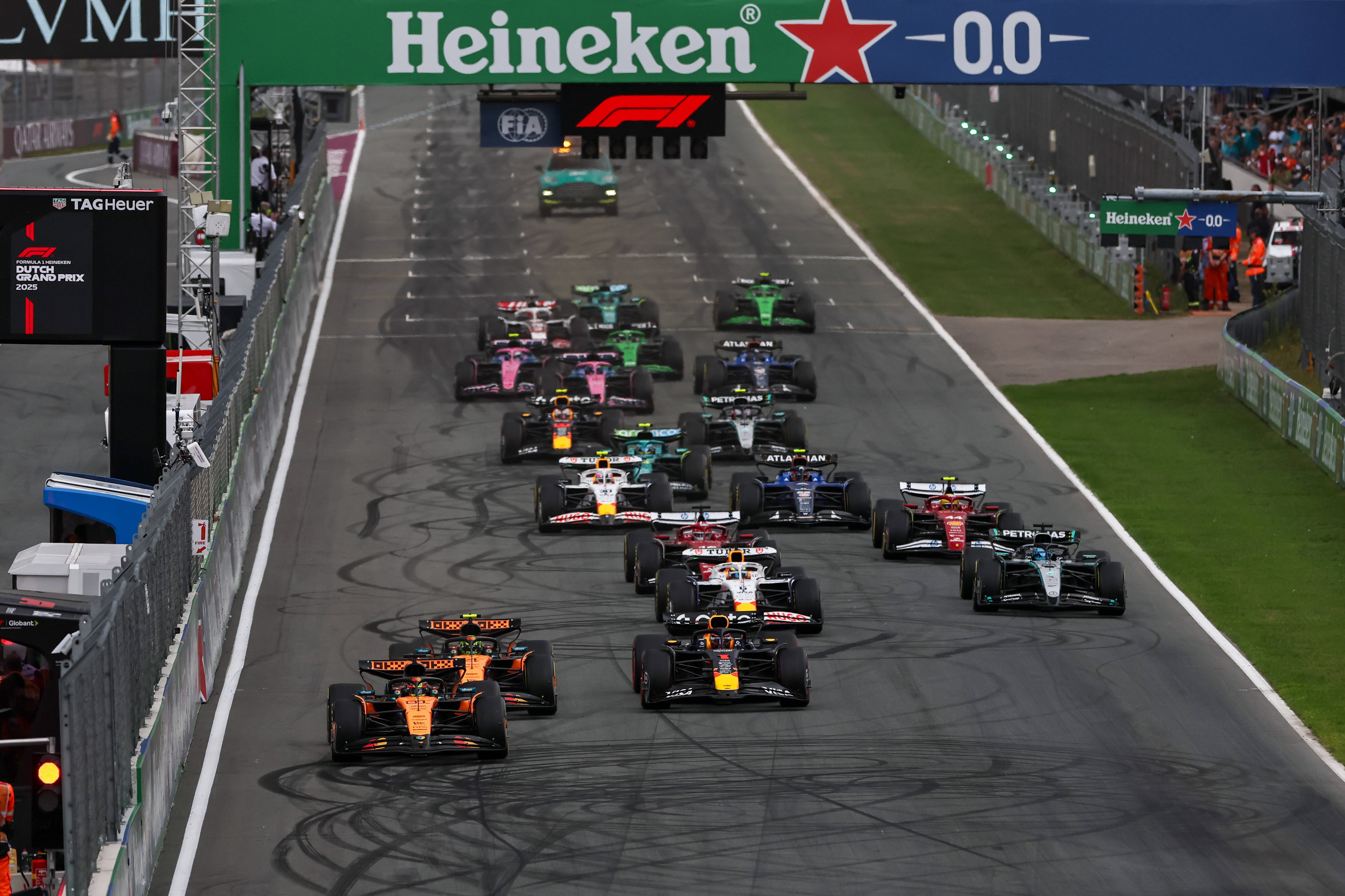 迈凯伦鏖战红牛二队，皮亚斯特里统治全场的简单介绍