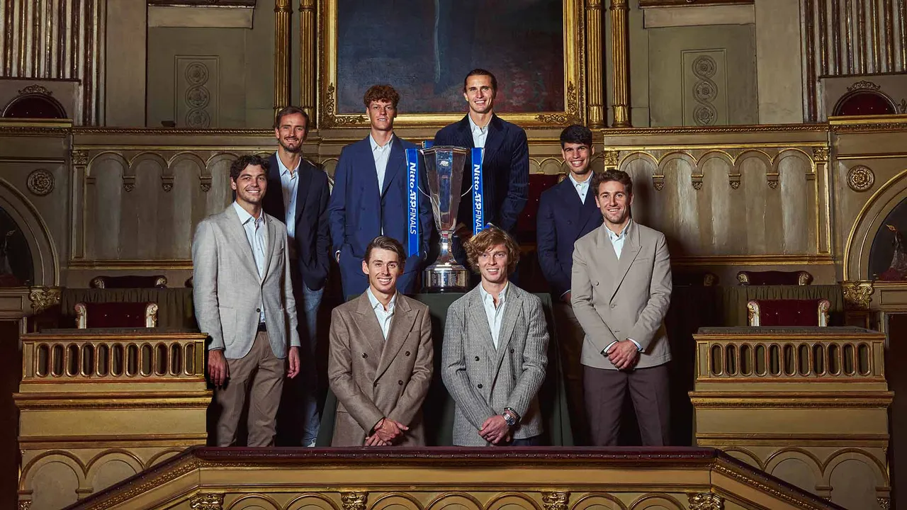 包含ATP总决赛险胜年终总决赛，梅德韦杰夫惊艳四座的词条