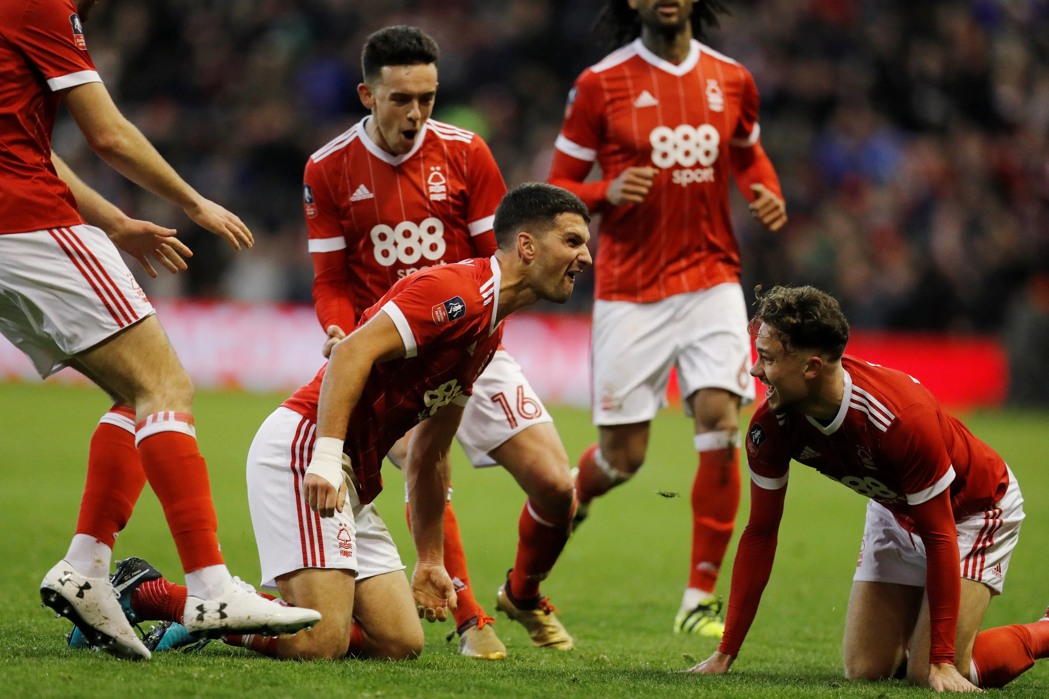 包含埃弗顿客场不敌西汉姆联，遭遇两连败的词条